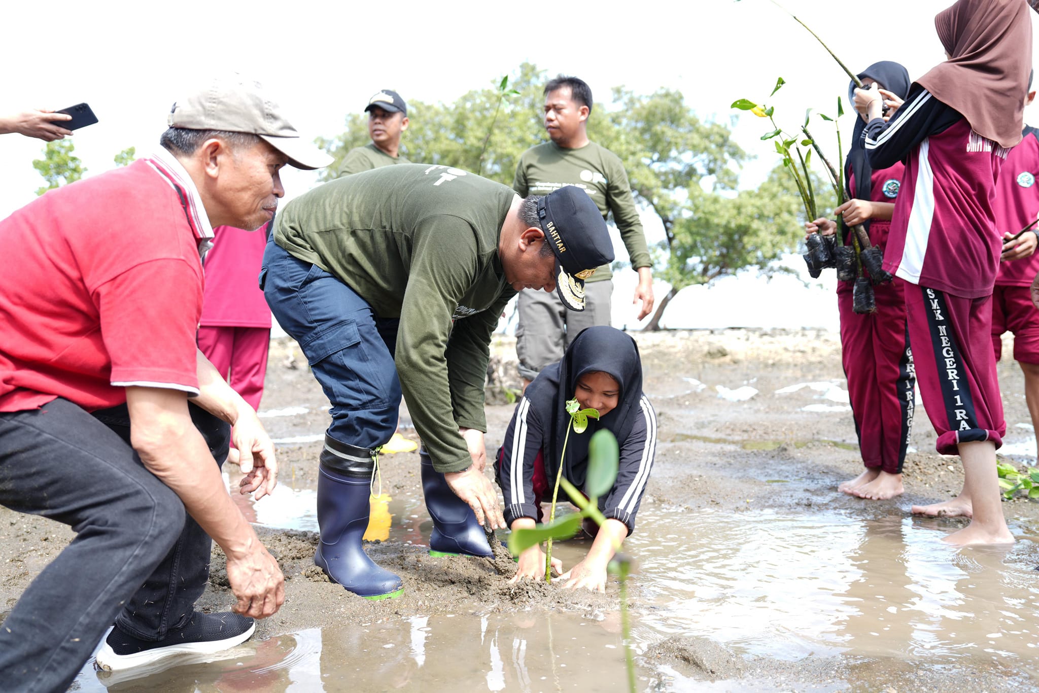 Hari Lingkungan Hidup, Pj Bahtiar Serahkan Penghargaan dan Bantuan Bibit di Desa Sumare