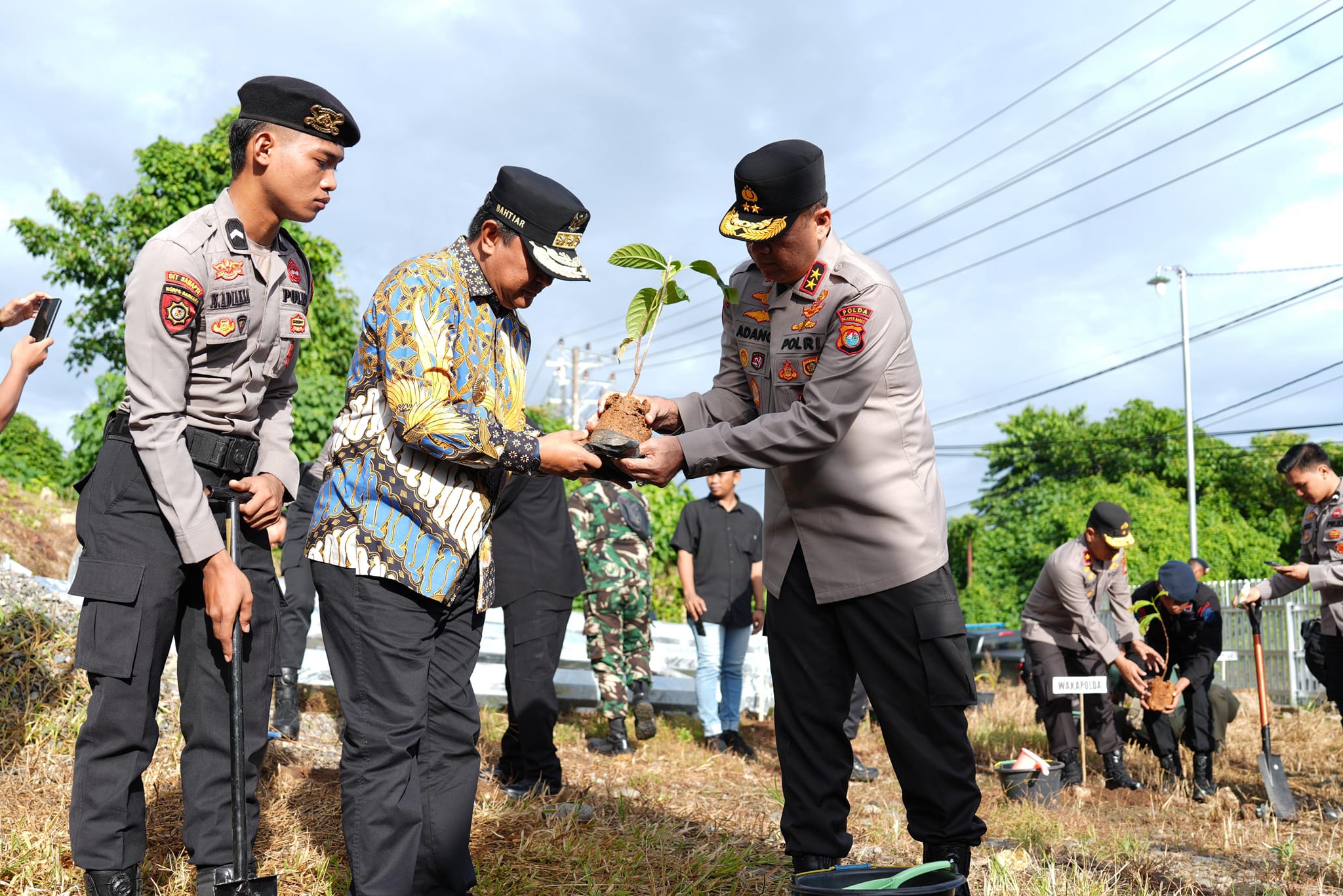 Hari Pertama Masuk Kerja, Pj Gubernur Langsung Lakukan Penanaman Pohon Sukun di PJR Polda Sulbar 