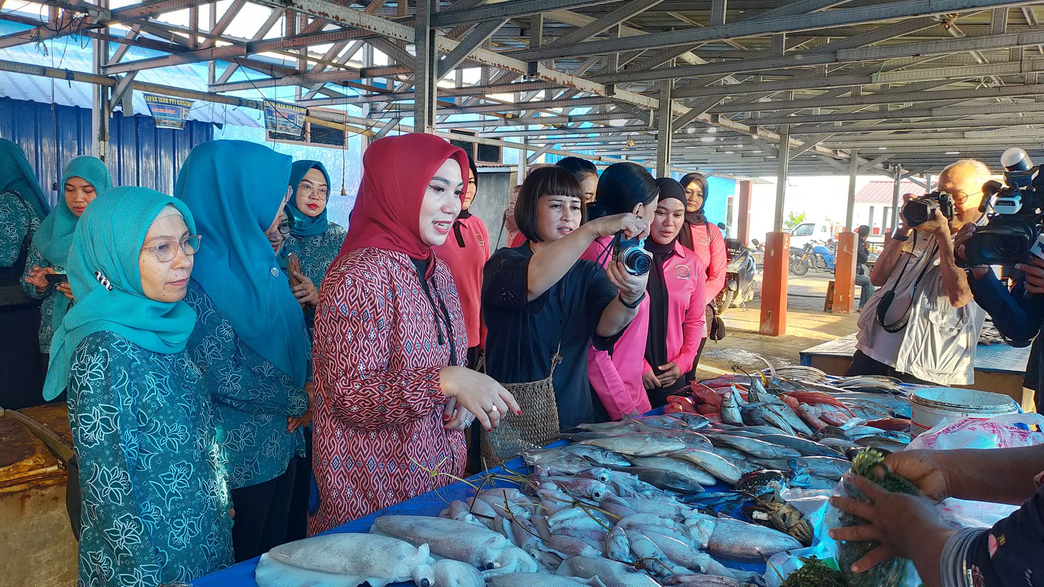 Kunjungi Pasar TPI Mamuju, Pj Ketua PKK Sulbar Kampanyekan Makan Ikan Segar