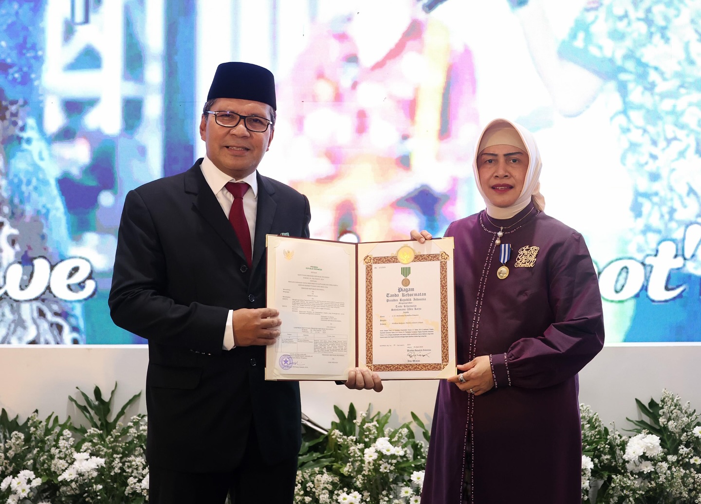 Kompak dalam Kepemimpinan, Wali Kota dan Ketua TP PKK Kota Makassar Dianugerahi Penghargaan Nasional