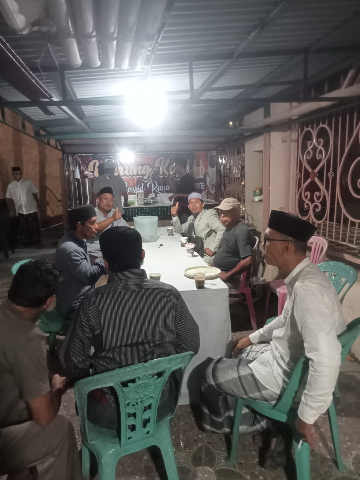 Silaturahmi Santai dengan Ngopi Bareng Gratis Setelah Magrib di Masjid Raya Parepare 
