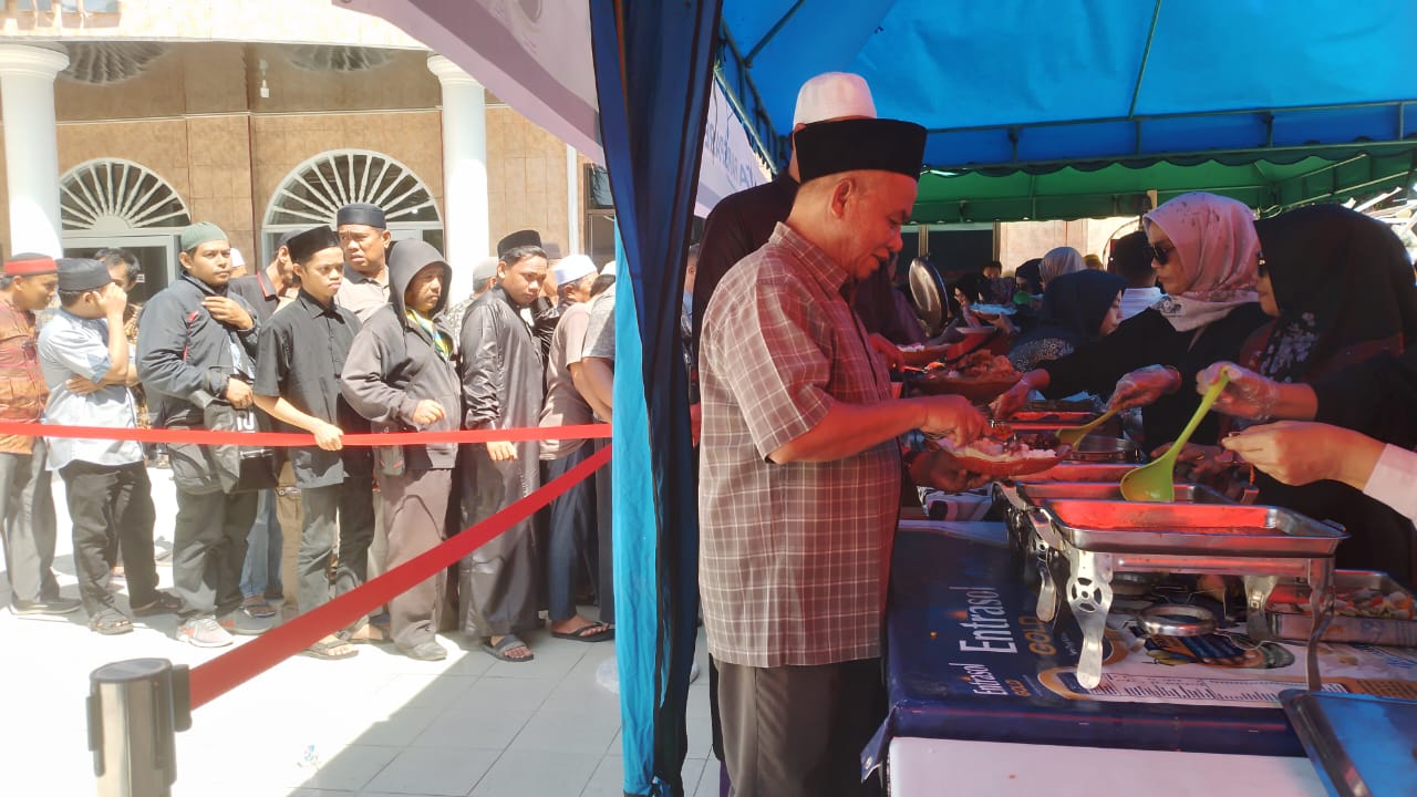 Tertib dan Teratur, Masyarakat Antusias Makan Siang Berjamaah Jumat Berkah di Masjid Raya