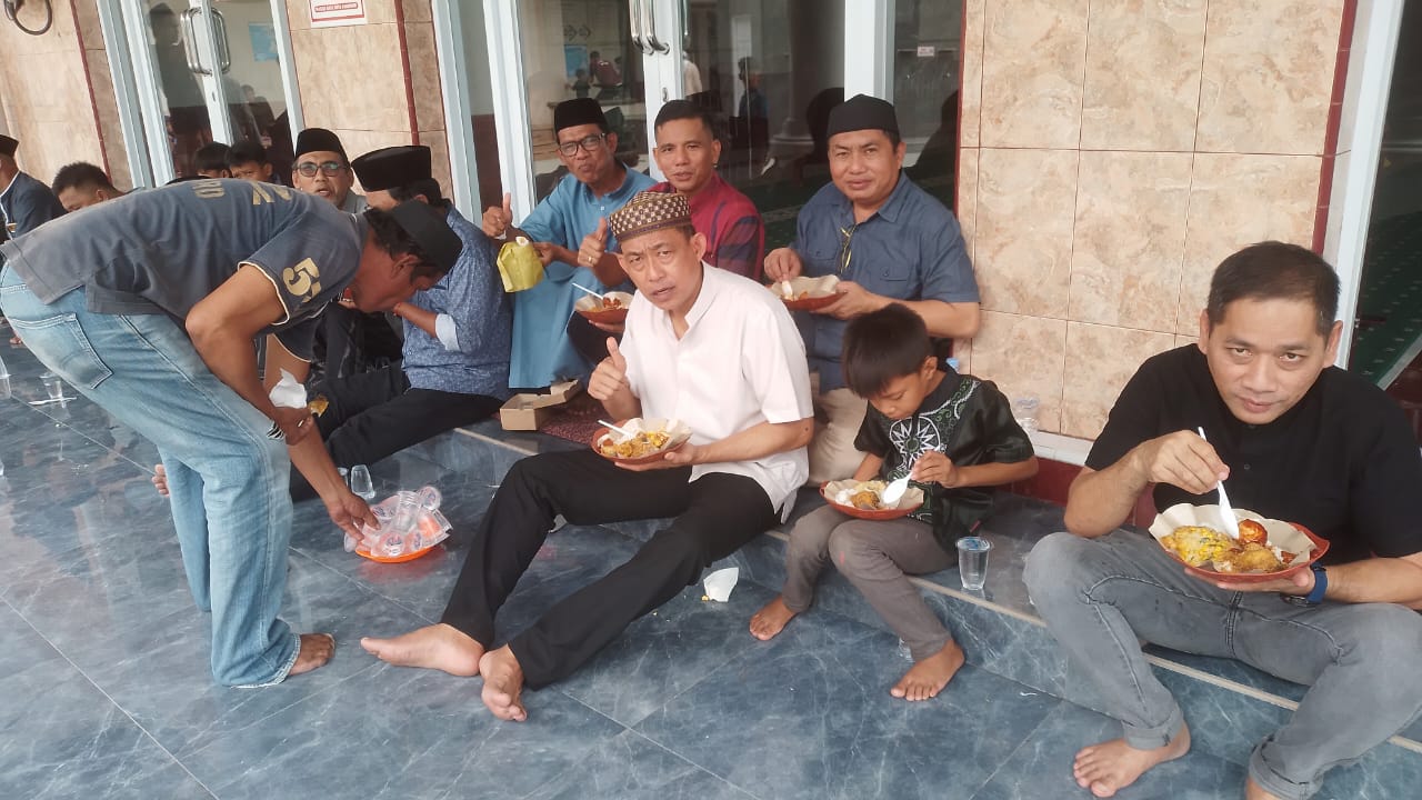 Jumat Berkah, Semua Kalangan Menyatu Tanpa Sekat Makan Siang Bersama di Masjid Raya