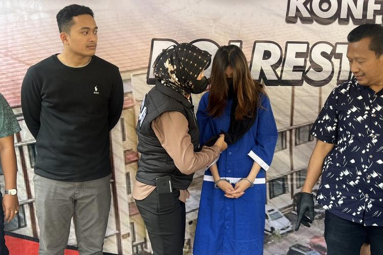 Promosikan Judi Online demi Rp5,5 Juta, Selebgram Cantik Diciduk Polisi