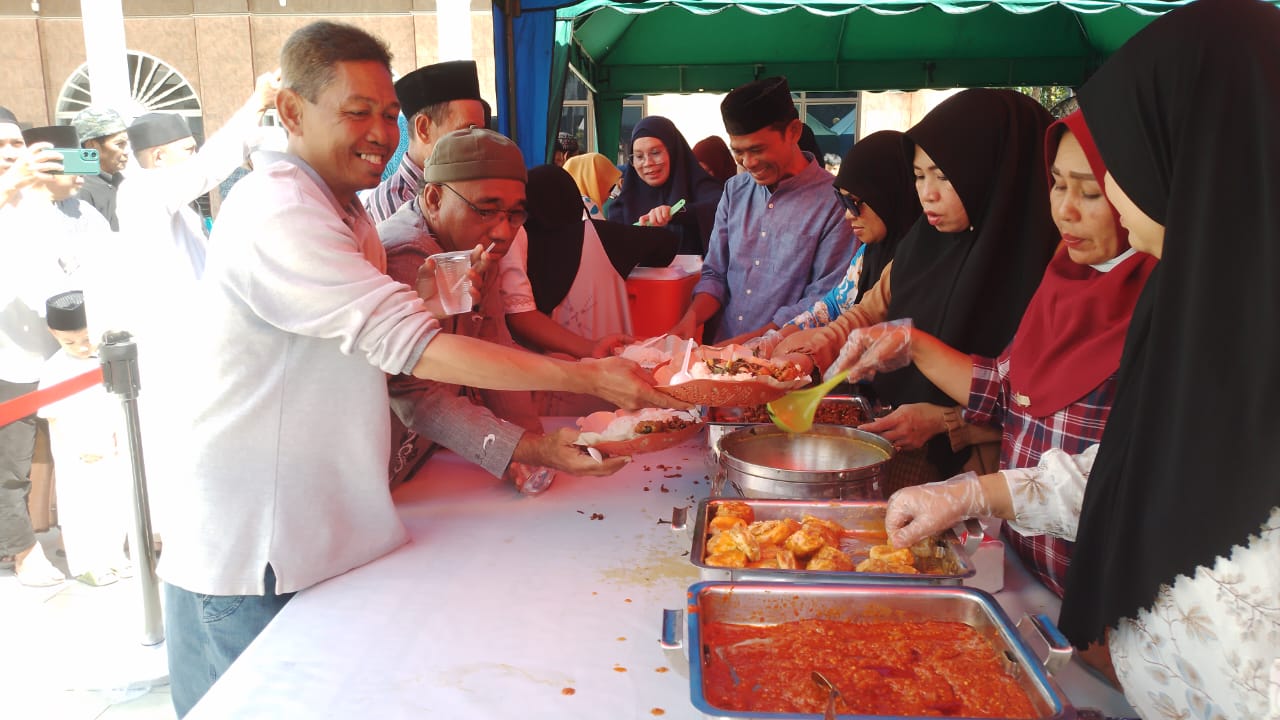 Jumat Berkah Makan Siang Gratis di Masjid Raya Disambut Antusias Masyarakat 