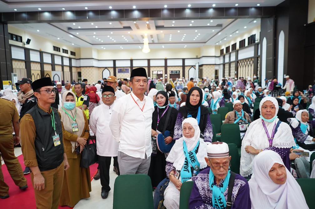 Pj Wali Kota Akbar Ali Sambut 134 Jemaah Haji Parepare di Makassar, Pesankan Jaga Kebersamaan dan Jadi Teladan
