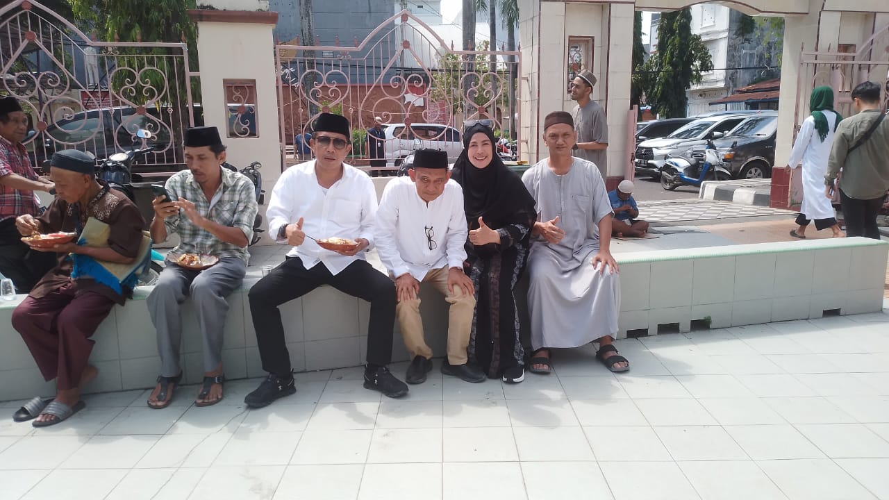 Jumat Berkah Spesial, Pj Wali Kota Akbar Ali Ikut Berbaur Makan Siang Bersama Masyarakat di Masjid Raya