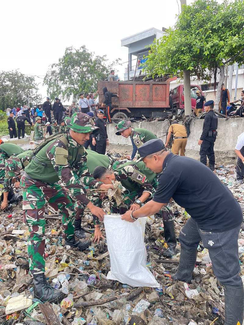 Kolaborasi di Hari Lingkungan Hidup Sedunia, Pemkot Parepare Kompak TNI-Polri dan Masyarakat Bersihkan Pantai 