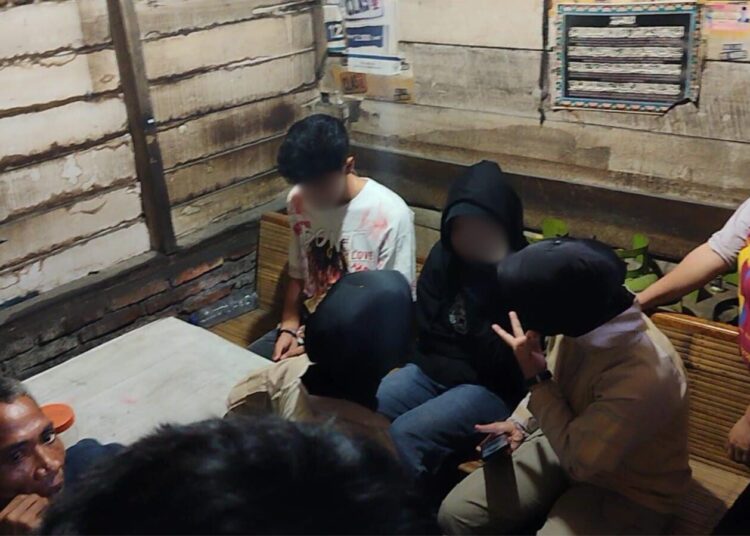 Diduga Berbuat Mesum di Kamar Kos, Sepasang Kekasih Digerebek Warga Lalu Diserahkan ke Satpol PP