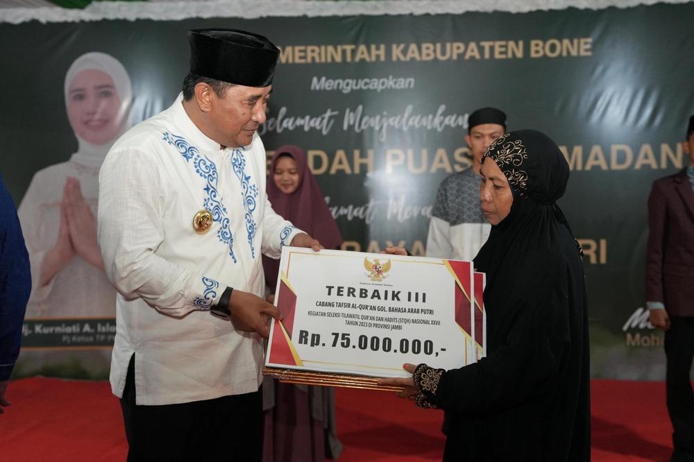 Berbagi Bahagia dan Penghargaan pada Peringatan Nuzulul Qur’an Tingkat Sulsel di Bone 
