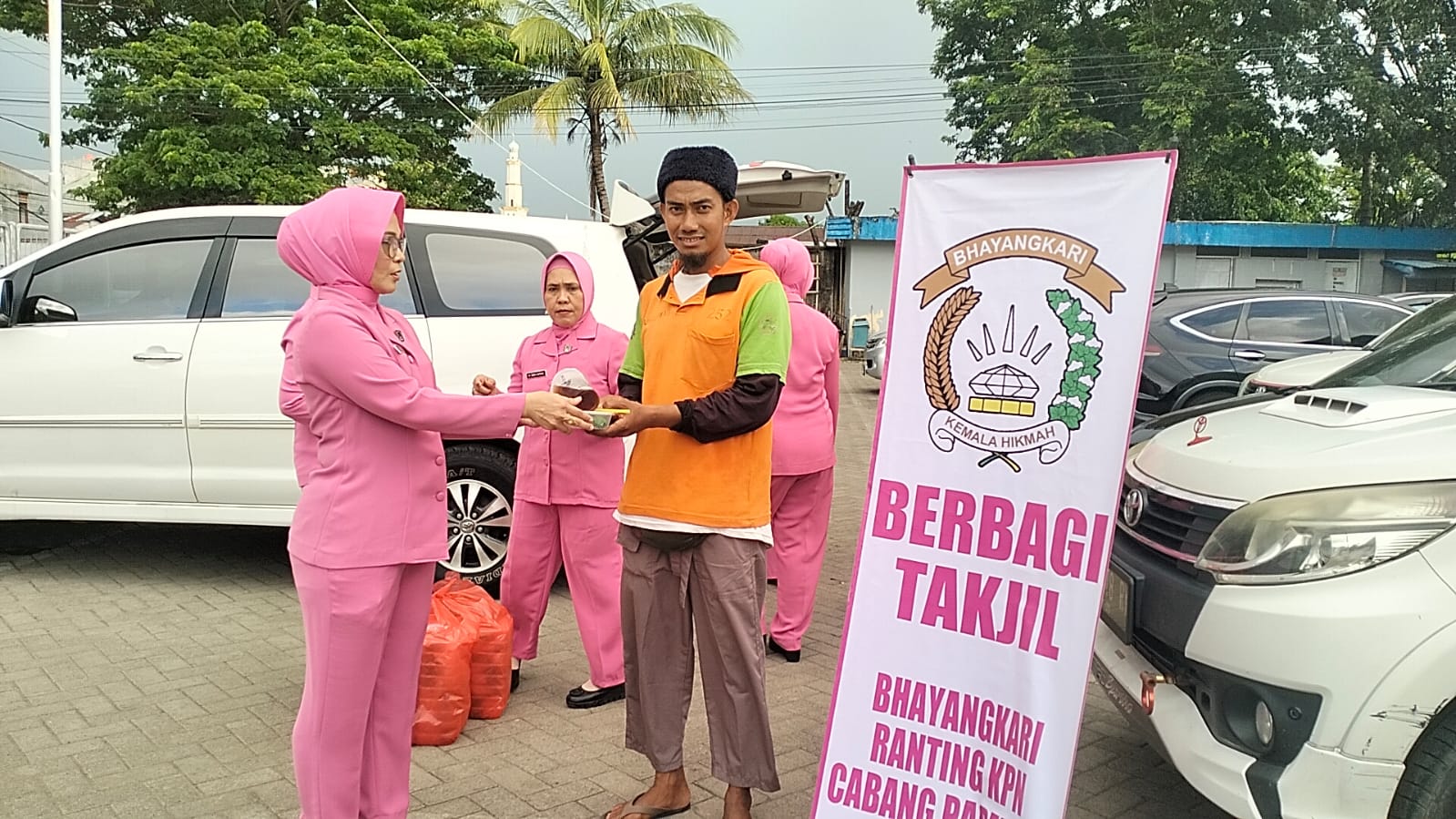 Amaliah Ramadan, Ketua Bhayangkari KPN dan Kapolsek KPN Pimpin Bagi Takjil Gratis Buat Buruh dan Penumpang Kapal