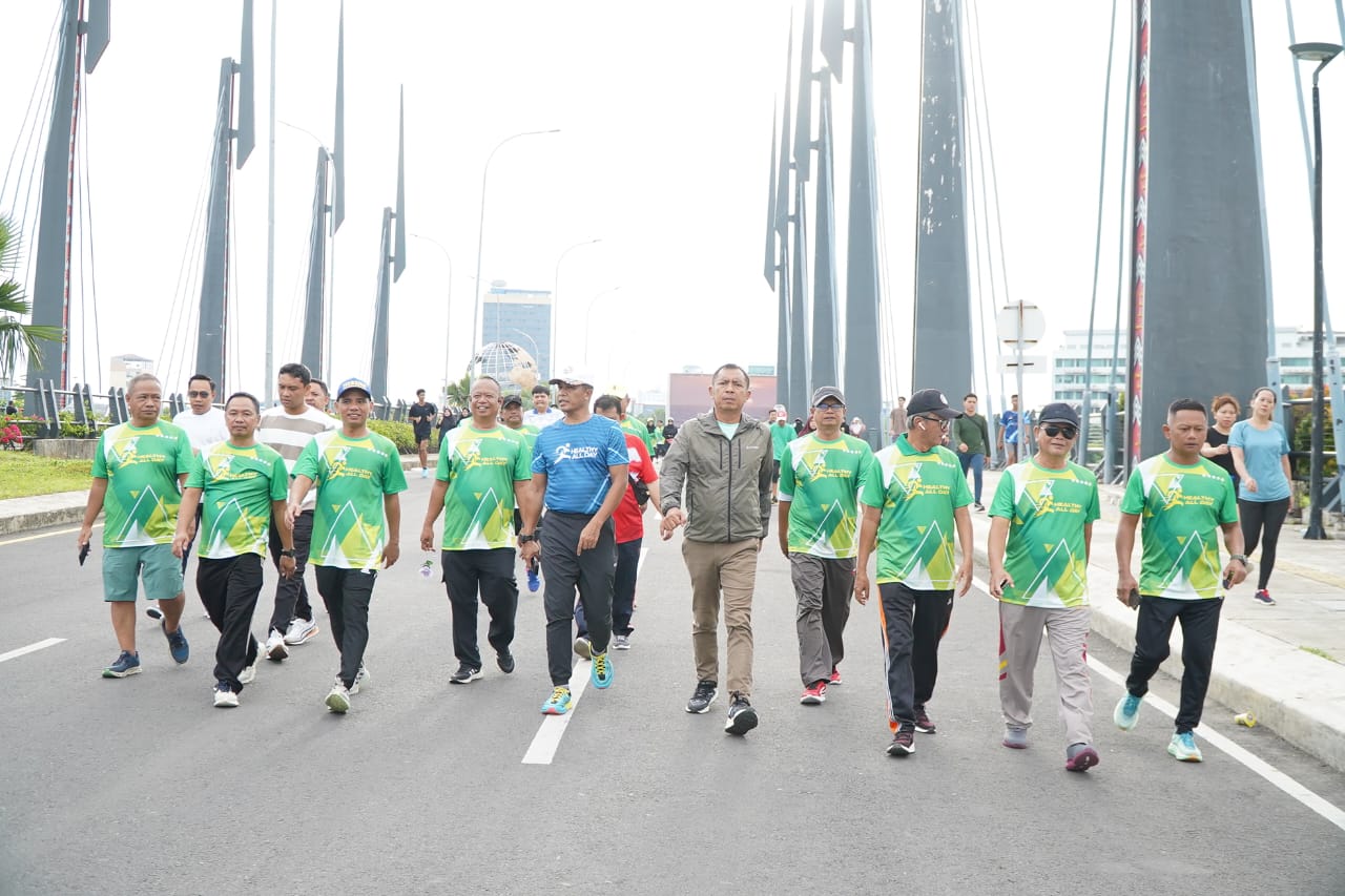 Seru, Pj Wali Kota dan Kapolres Parepare Ikut Jalan Sehat Bersama Komunitas Healthy All Day di Makassar Jogging Track 2024 