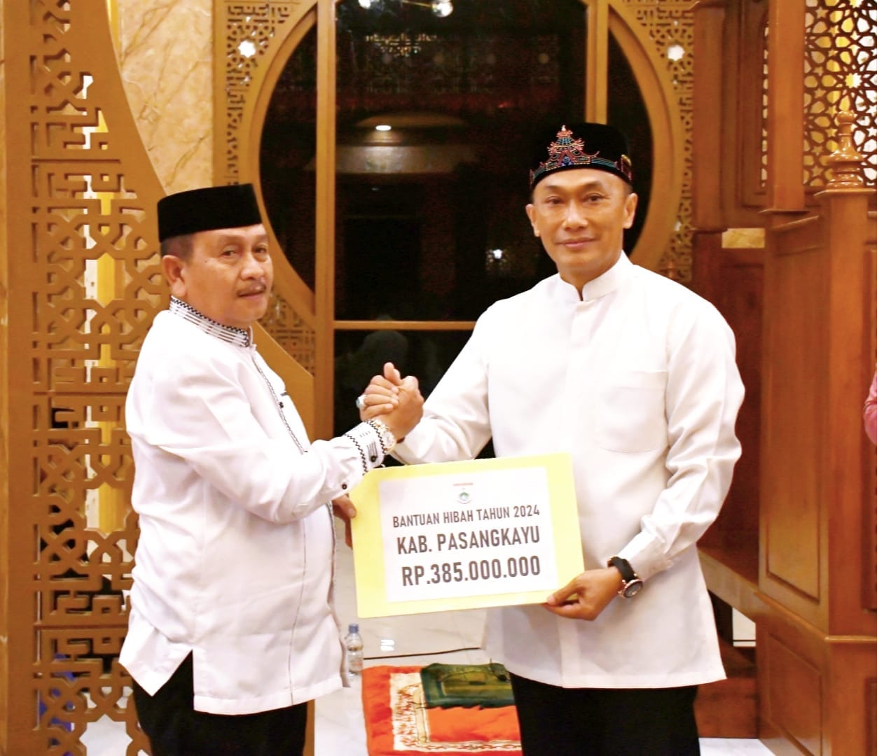 Salat Tarawih di Masjid Ceng Ho Pasangkayu, Pj Gubernur Serahkan Bantuan Hibah Rp385 Juta