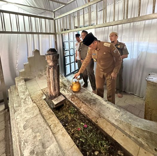 Menutup Safari Ramadan di Polman, Prof Zudan Ziarah ke Makam Imam Lapeo