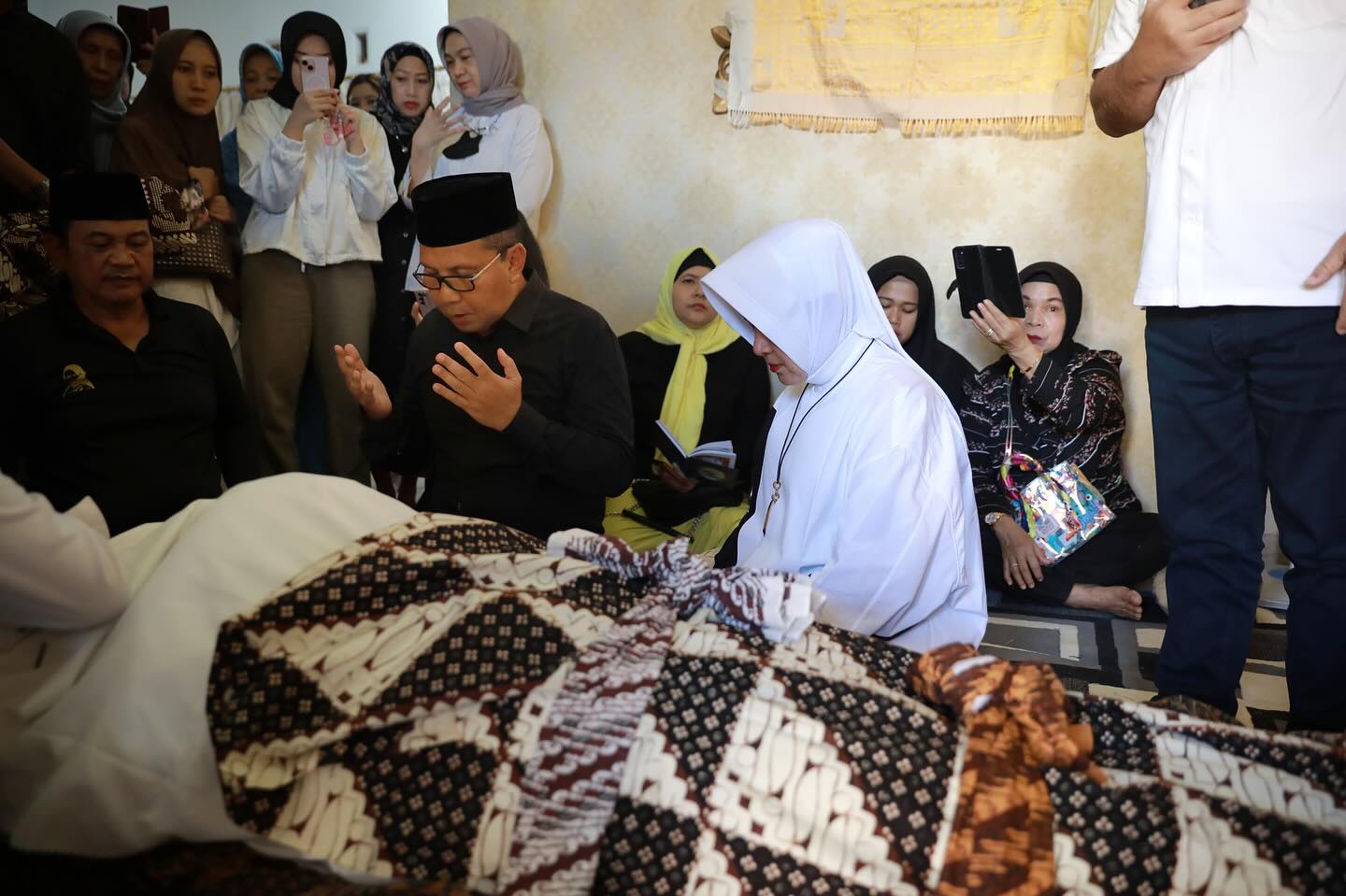 Danny Pomanto Melayat ke Ruma Duka Aktor Senior Donny Kesuma di Bekasi