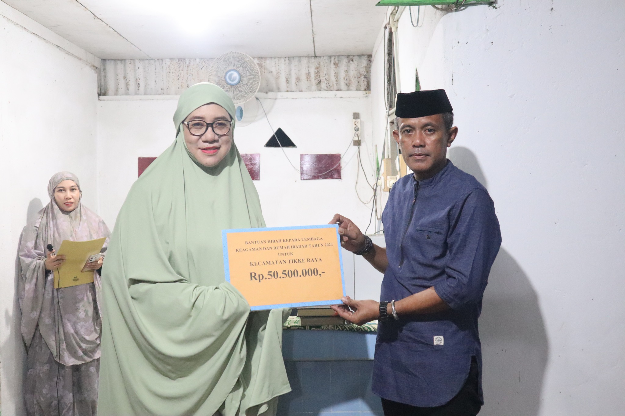 Safari Ramadan di Tikke, Wabup Herny Serahkan Bantuan Hibah Rp50 juta