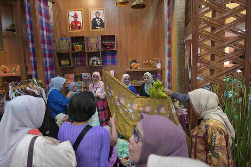 Eksis Berpartisipasi di Inacraft 2024, Produk UMKM Dekranasda Makassar Banjir Peminat