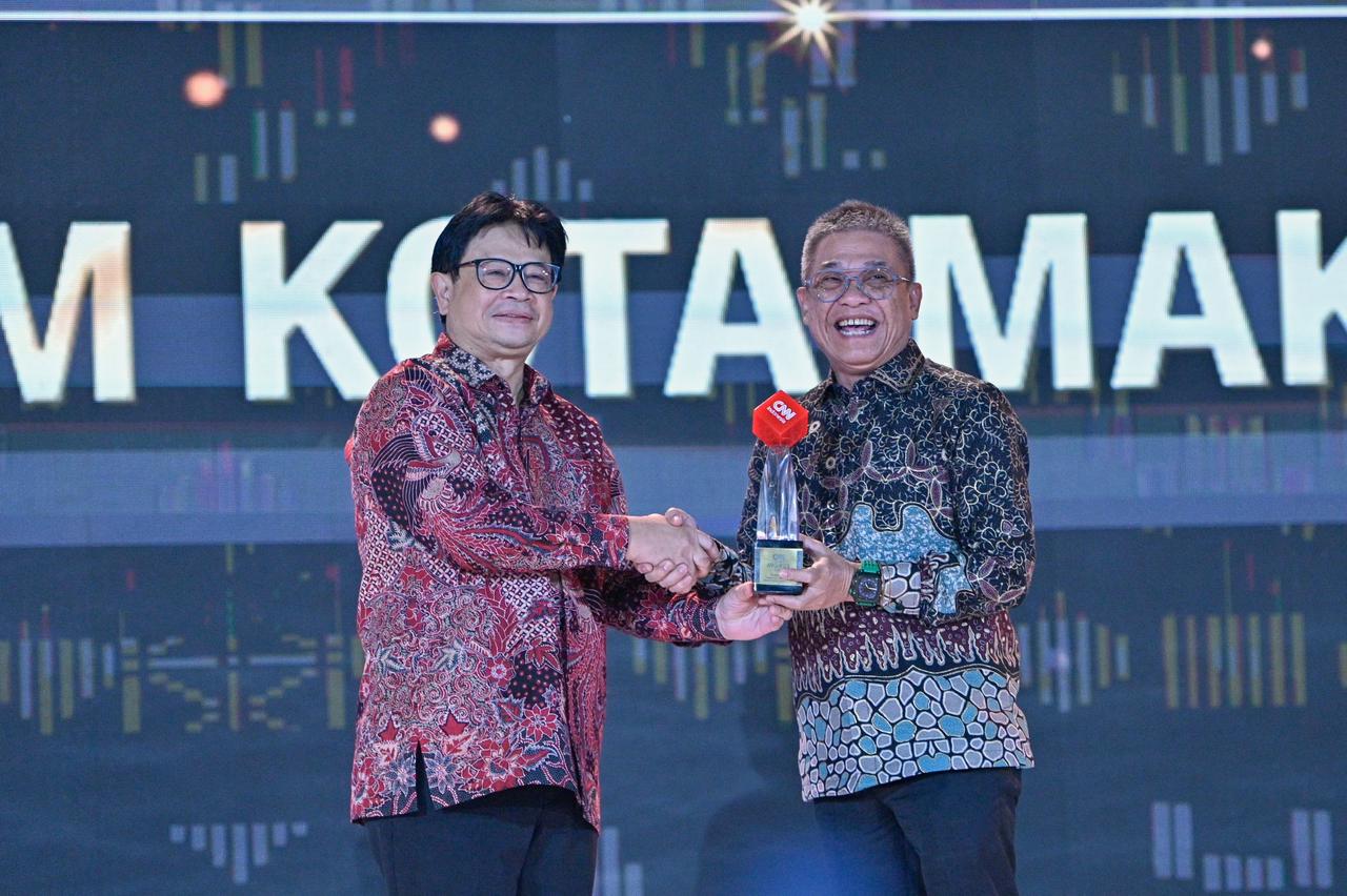 Beni Iskandar Antar PDAM Makassar Raih Penghargaan Outstanding Innovation Leadership