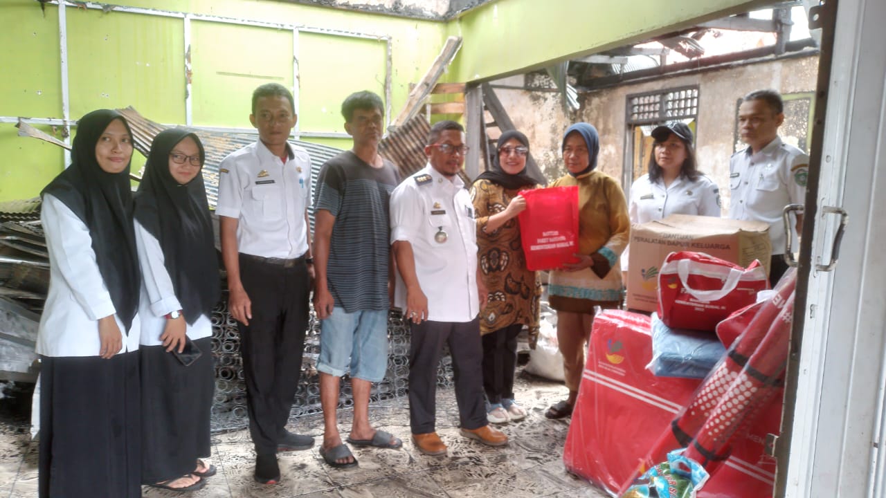 Pemkot Parepare Respons Cepat Korban Kebakaran Warung Bakso Cinta Rasa, Halwatiah Pimpin Penyerahan Bantuan 