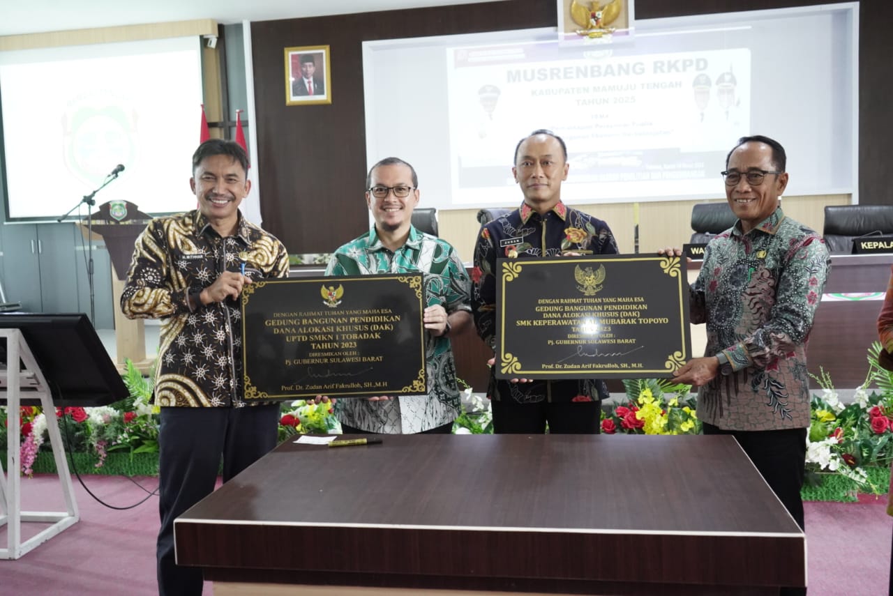 Pj Gubernur Sulbar Resmikan Gedung Bangunan Pendidikan SMA/SMK Sumber DAK di Mamuju Tengah