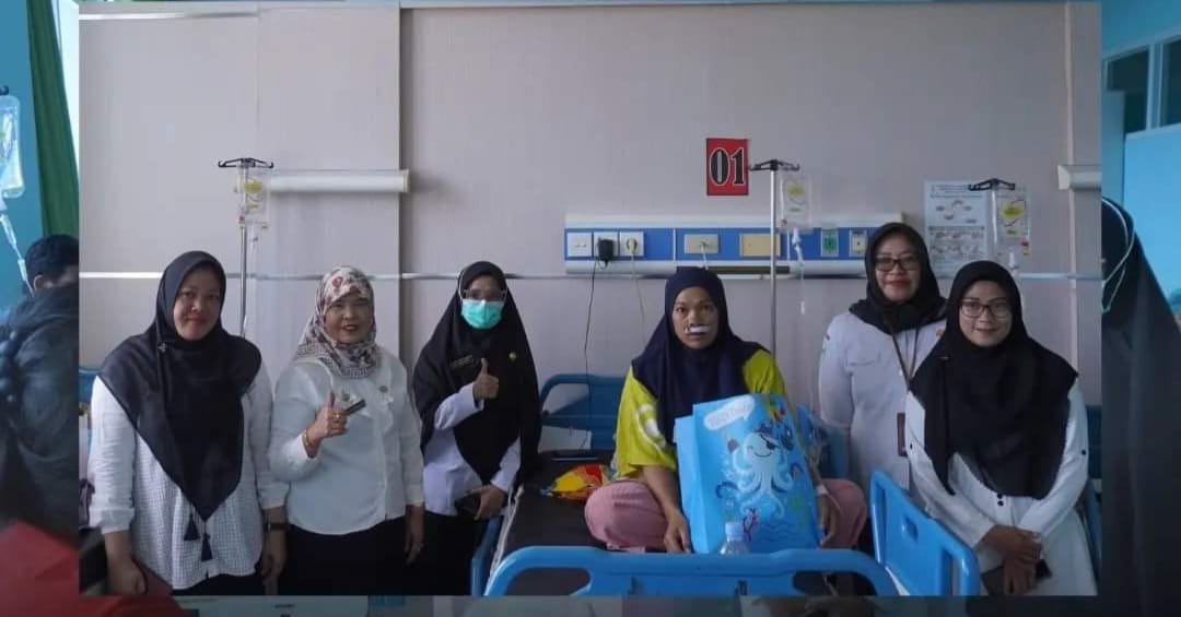 Direktur RSUD Sulbar Kunjungi Pasien Operasi Celah Bibir dan Lelangit
