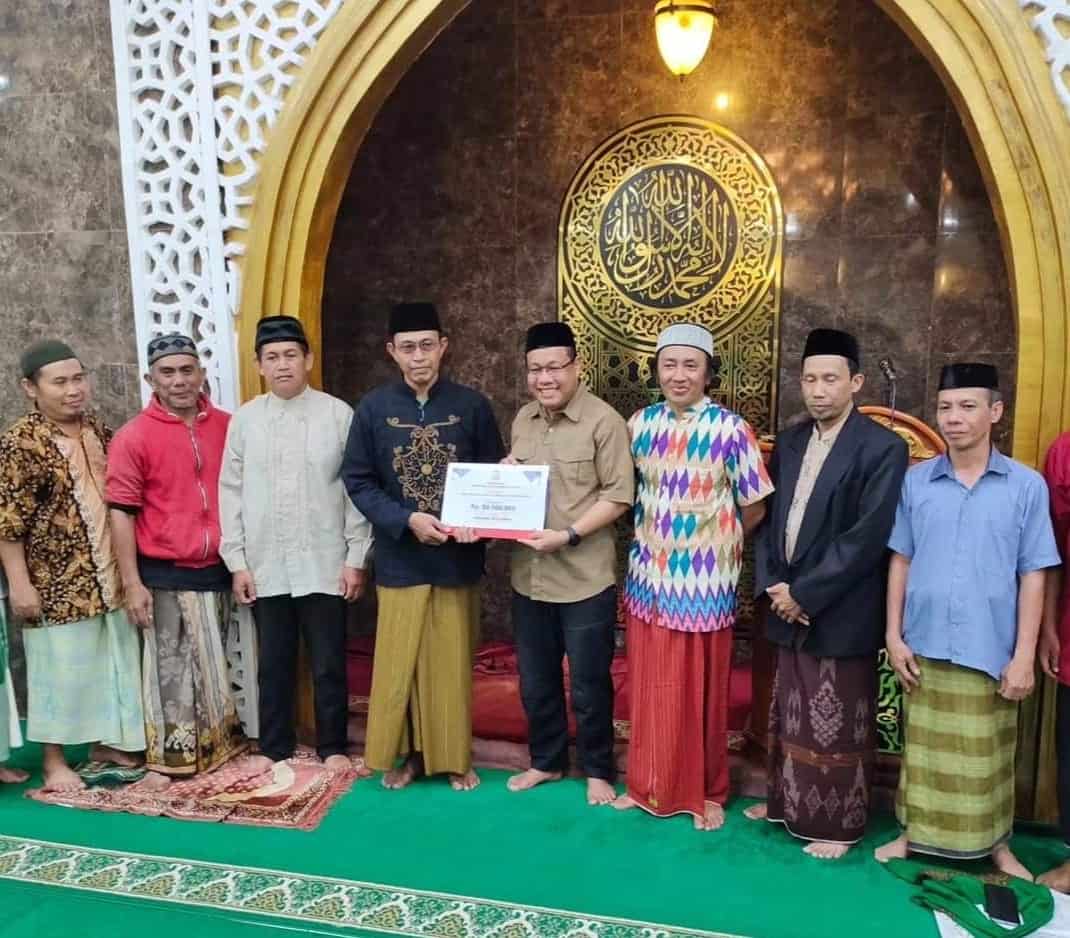 Safari Ramadhan di Biring Romang, Sekwan DPRD Serahkan Dana Hibah Pemkot Makassar Sebesar Rp50 Juta