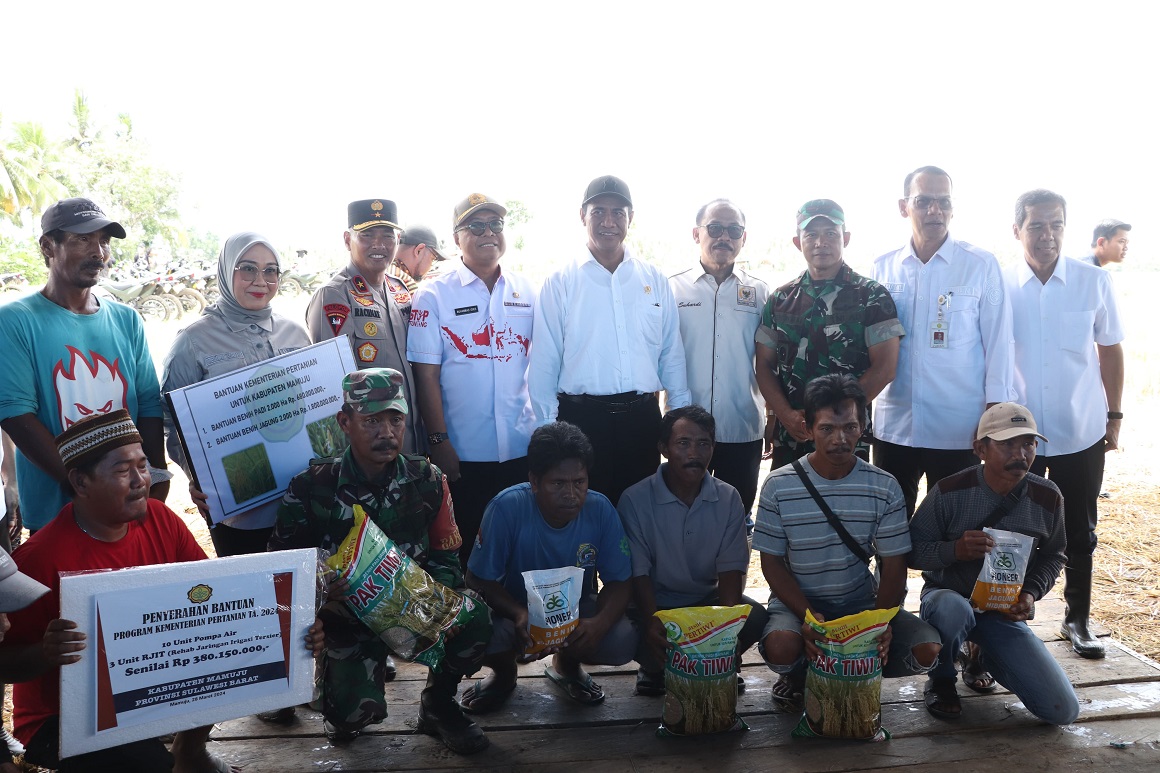 Di Mamuju Mentan Serahkan Bantuan Pupuk Senilai Rp54 Triliun, Sejarah Bagi Petani