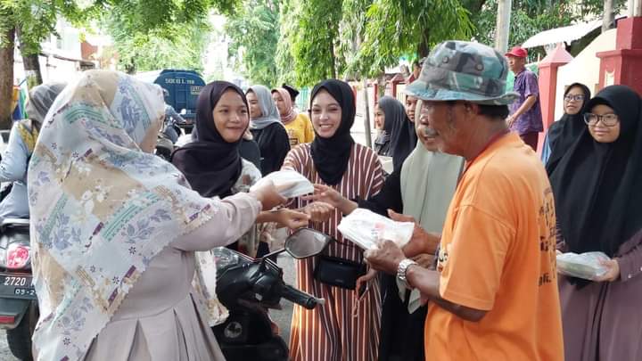 Implementasi Religiusitas, Amaliah Ramadan SMPN 10 Parepare Sentuh Masyarakat Lewat Berbagi Takjil