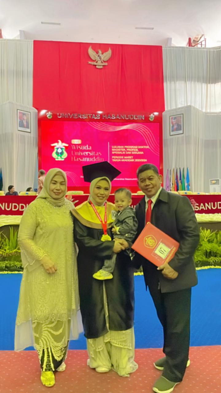 Membahagiakan, Putri HBS Handini Saraswati Bakhtiar Diwisuda Magister Kesehatan Masyarakat di Unhas