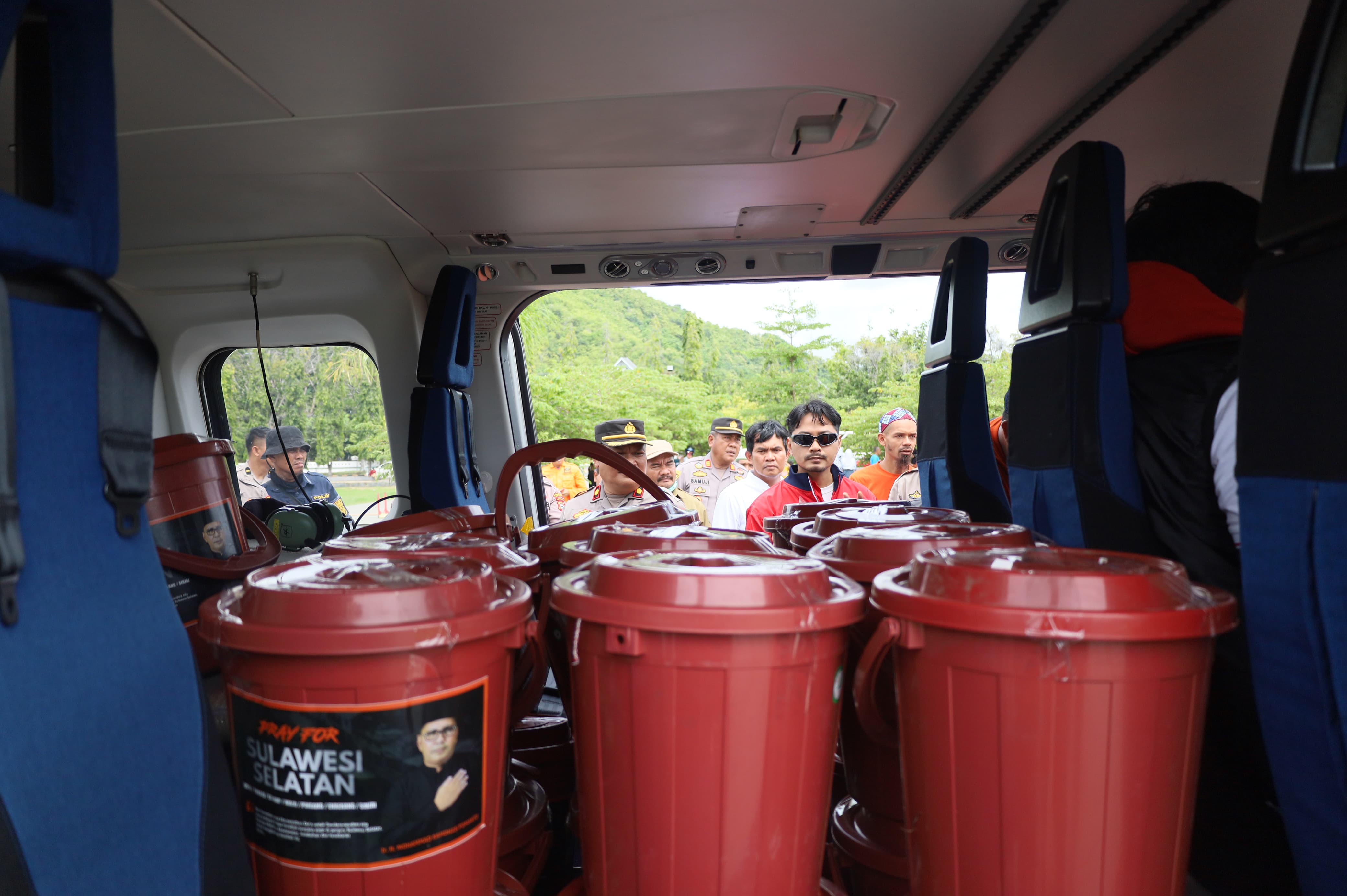 Bantuan Pemkot Makassar-IKA Unhas Disalurkan ke Kecamatan Latimojong Menggunakan Helikopter