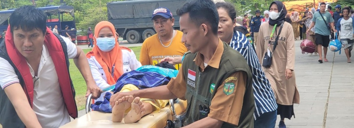 Demi Melayani Korban Banjir dan Longsor, Nakes Sulsel Rela Jalan Kaki hingga ke Titik Terisolir Latimojong