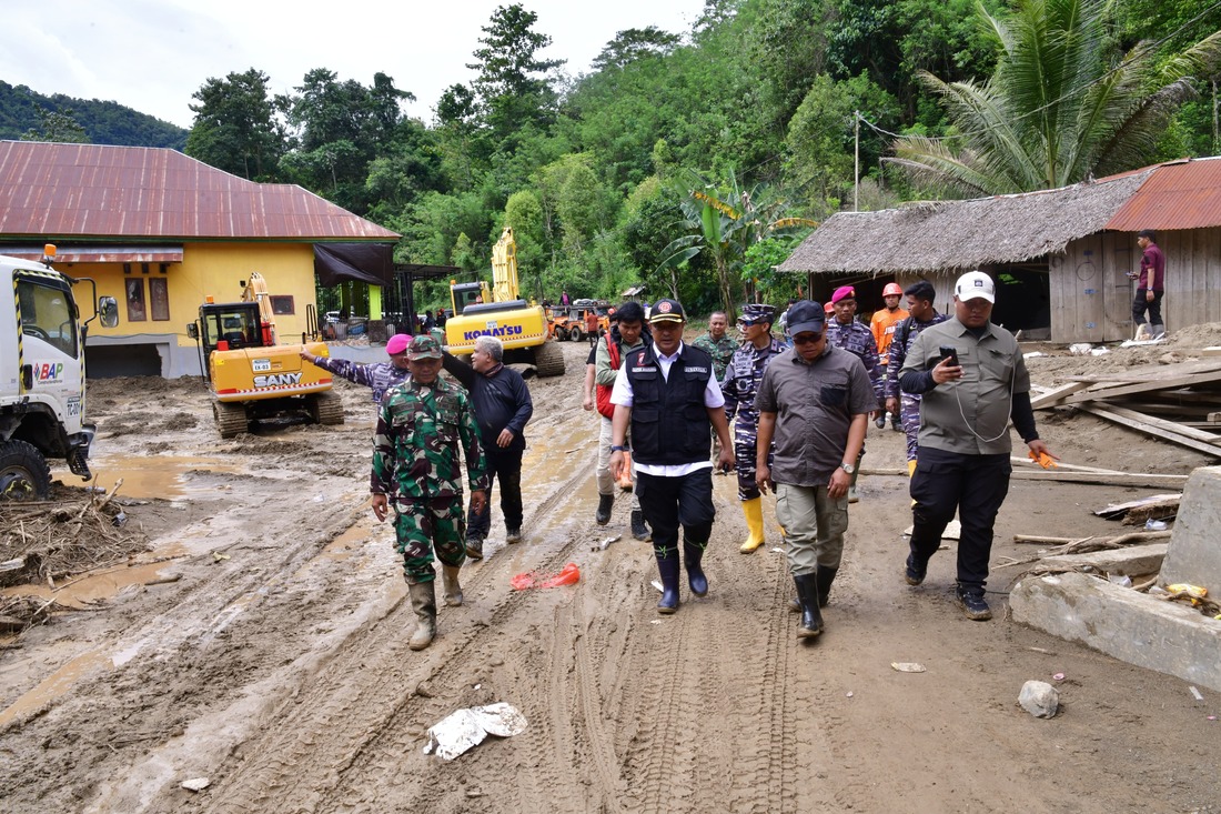 Demi Pastikan Ketersediaan Pangan, Pj Gubernur Bahtiar Tembus Titik Longsor Menuju Desa Kadundung Luwu