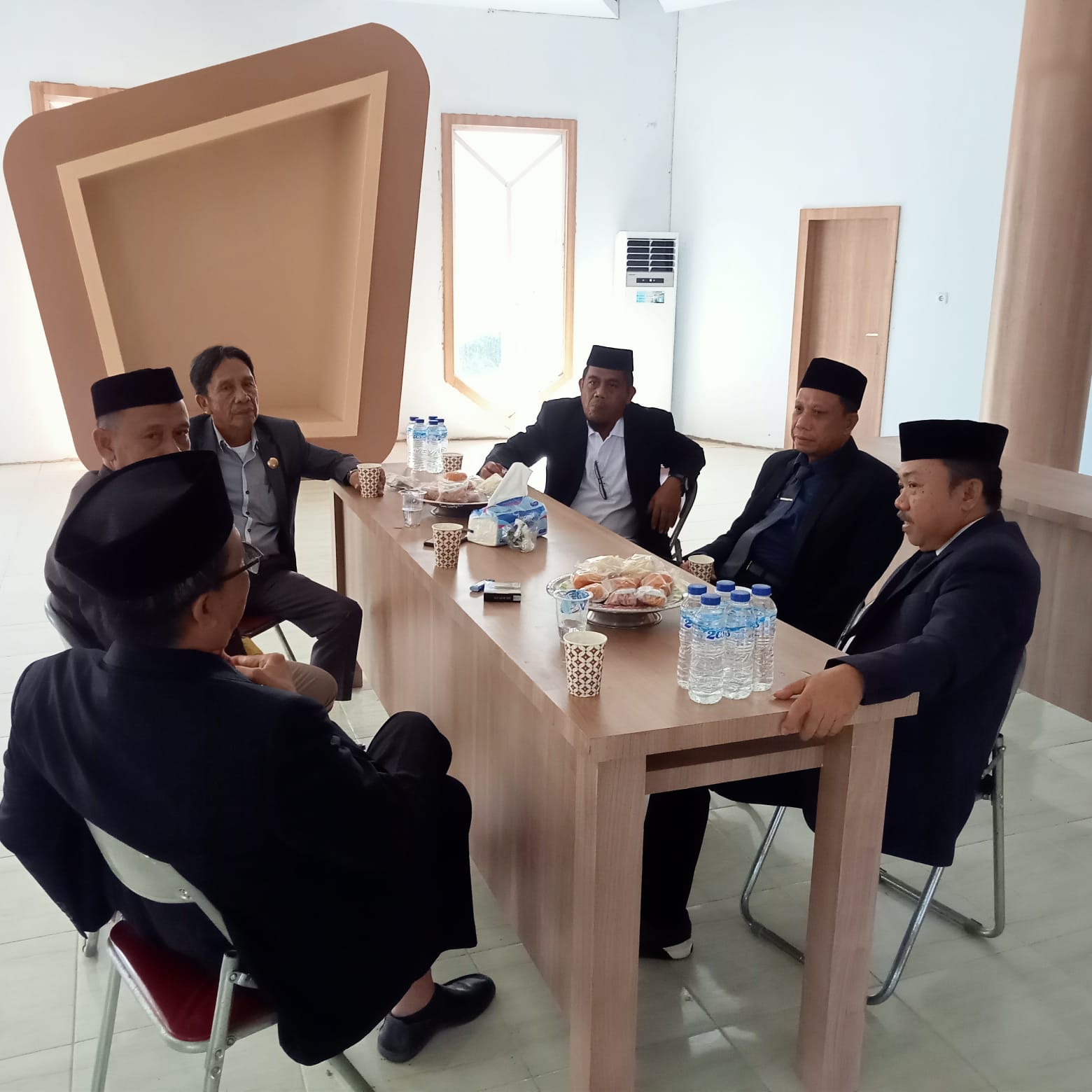 Sekda Pasangkayu Bersama Sejumlah Kepala OPD Tinjau Gedung Pusat Informasi Smart 4.0