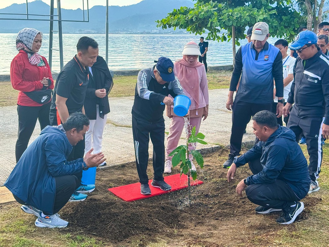 Bersama Wapres, Pj Gubernur Sulbar Tanam Pohon Sukun di Halaman Lanal Mamuju