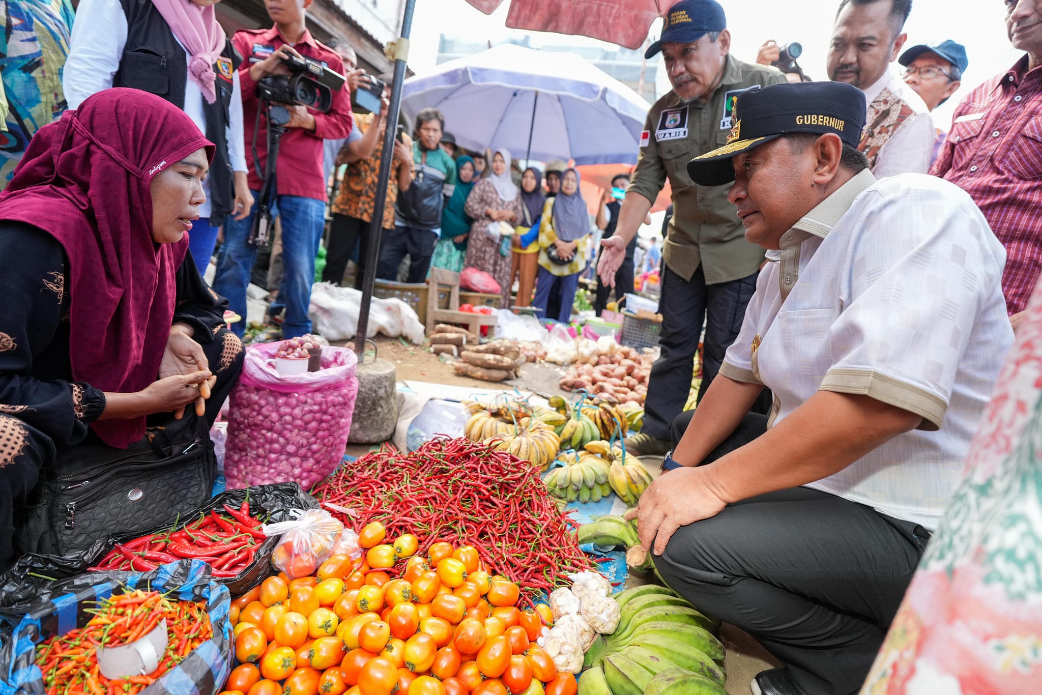 Cek Harga Kebutuhan Pokok di Pasar Baru Polman, Pj Gubernur Bahtiar Lebih Banyak Ngobrol dengan Pedagang
