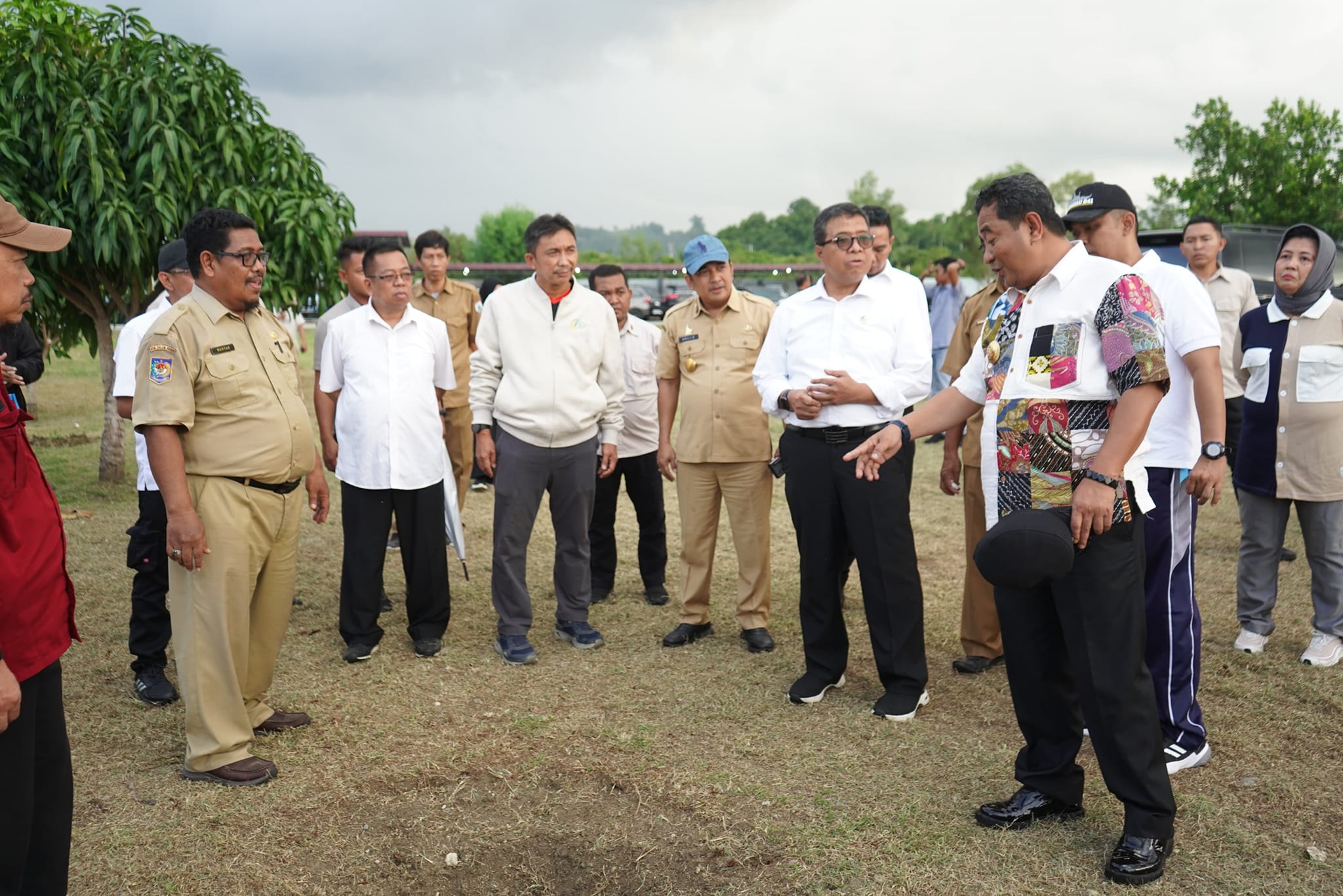 Kadis Dikbud Sulbar Dampingi Pj Gubernur Tanam Sukun di Lanal Mamuju