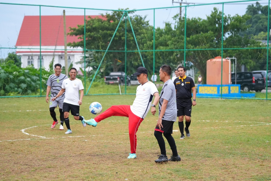 Prof Zudan Pimpin Tim Pemprov Sulsel pada Laga Eksebisi Mini Soccer Melawan Pemprov Sulbar
