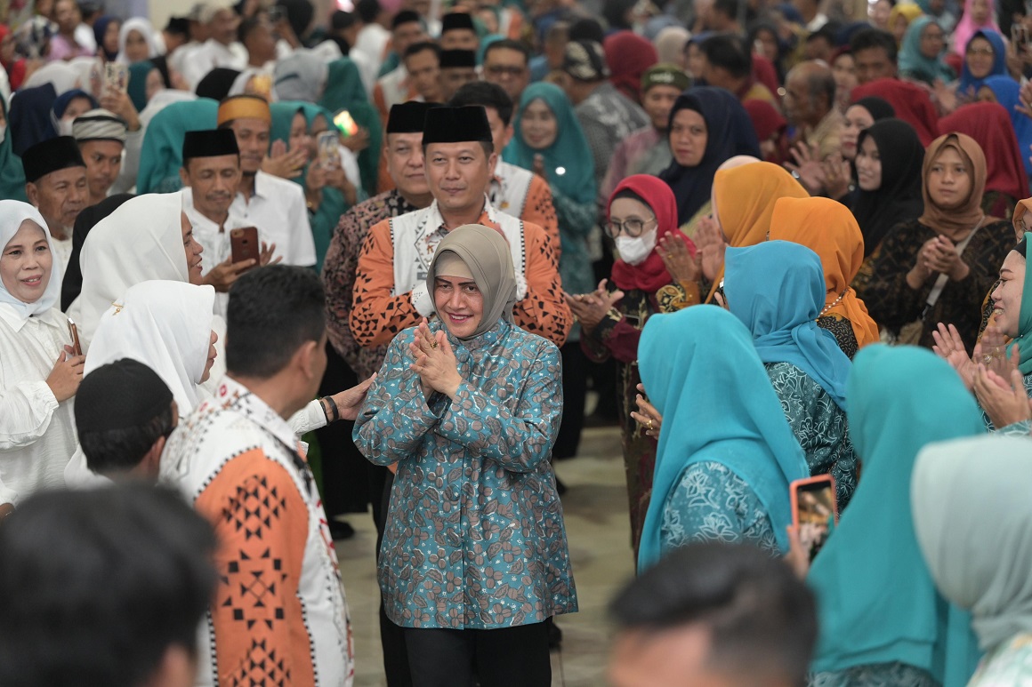 Indira Yusuf Ismail Serahkan Penghargaan ke Satgas Berdedikasi Saat Halal Bihalal di Dua Kecamatan