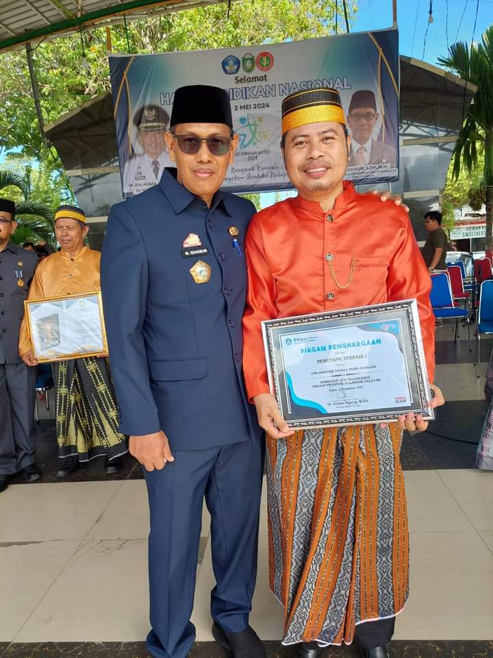 Kado Hardiknas, Guru SMPN 4 Parepare Terima Penghargaan dari Pemkot 