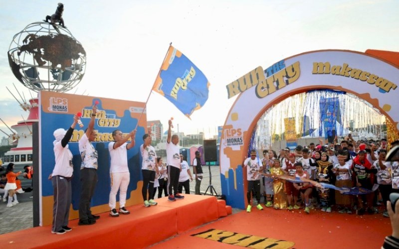 Danny Pomanto Lepas Ribuan Peserta LPS Monas Half Marathon 2024 di Anjungan Tugu MNEK