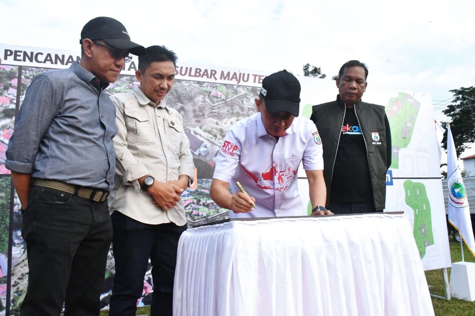 Resmikan Taman Sulbar Maju Terus, Pj Gubernur: Semua Jenis Tanaman Sulbar Perlu Ditanam Disini