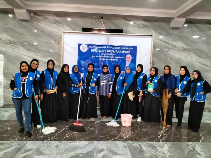 Jumat Ibadah, IWAPI Parepare Bakti Sosial ke Masjid, Membersihkan, Zikir dan Berbagi 