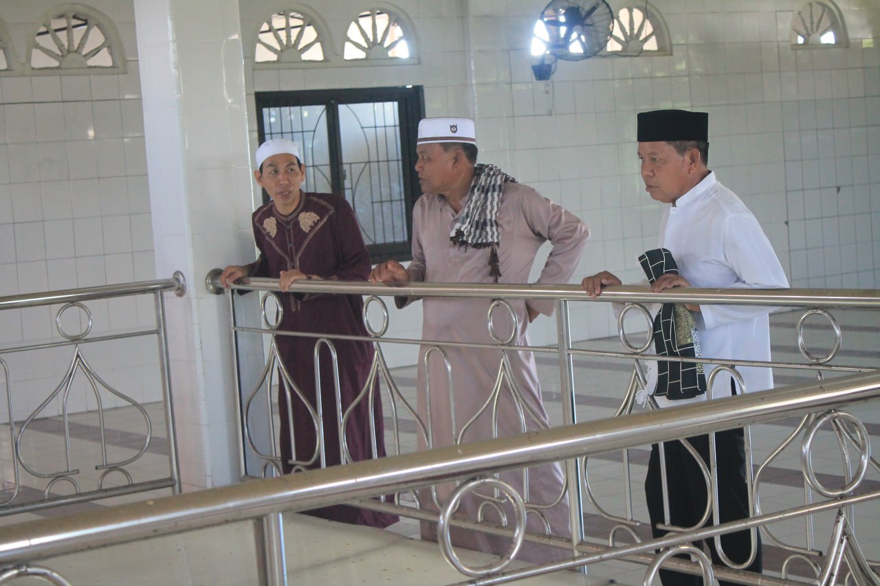 Khusyuk, MZ Bersama Tokoh Masyarakat Salat Jumat di Masjid Al Busyrah Panroko
