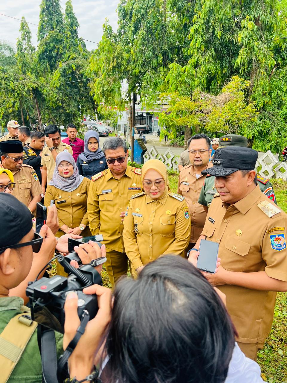 Direktur RSUD Sulbar Dampingi Pj Gubernur Tanam Sukun di Kantor Bupati Mamuju