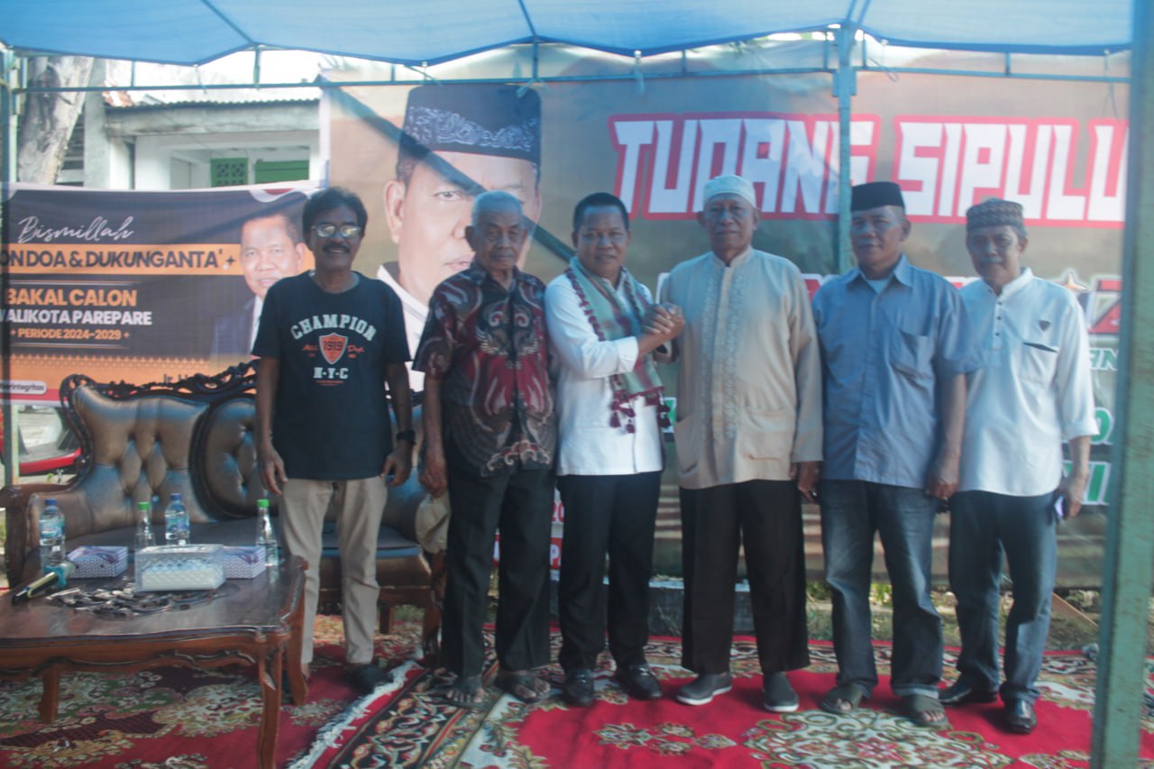 Tudang Sipulung di Bacukiki, MZ Dipakaikan Sorban Bermakna Pemimpin Religius Dicintai Banyak Orang 