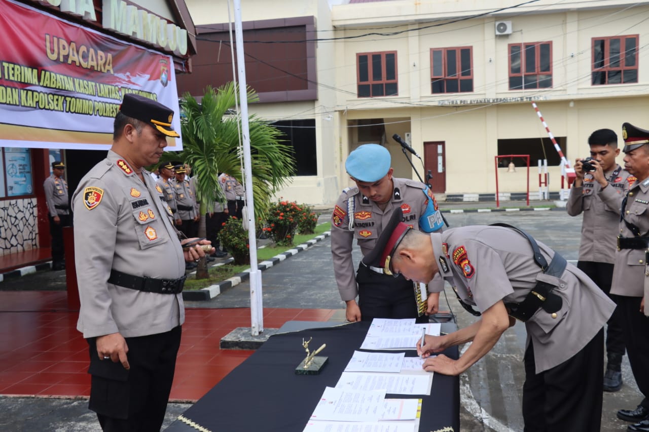 Kapolresta Mamuju Pimpin Upacara Sertijab Kasat Lantas, Kasat Binmas dan Kapolsek Tommo
