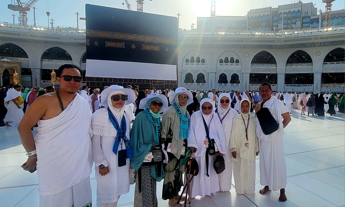 Karlos Husain Antar Jamaah Lansia Tawaf dan Berbagi Tips Sukses Berhaji