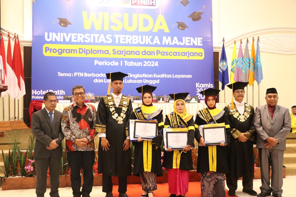 Hadiri Wisuda UT Majene, Sekprov Sulbar Beri Beasiswa S2 Bagi Wisudawan Berprestasi dan Kurang Mampu