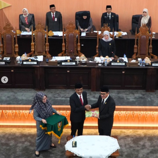 Sekretariat DPRD Makassar Dampingi Pimpinan Dewan Dalam Paripurna 