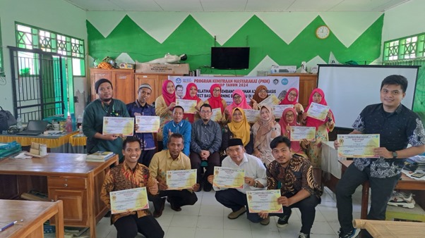 PKM UNM Pelatihan Pengembangan Bahan Ajar Berbasis Project Based Learning Bagi Guru di MAN 1 Majene